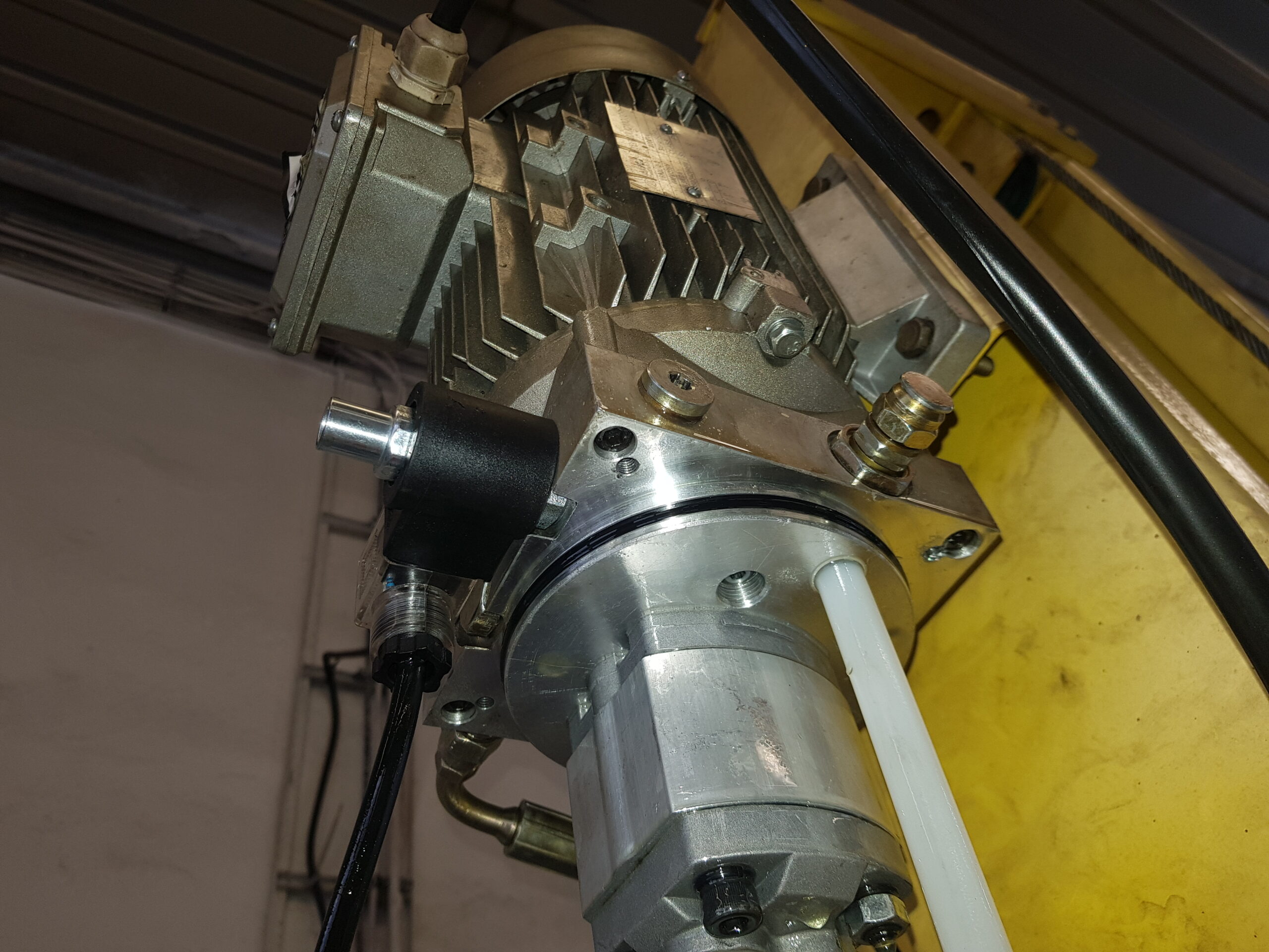 SERVISNÍ ZÁSAH A ZPROVOZNĚNÍ DVOUSLOPOVÉHO ZVEDÁKU – PŘITOM DOPORUČENO PŘETĚSNĚNÍ HYDRAULICKÝCH VÁLCŮ A REVIZE3 SERVISNÍ ZÁSAH A ZPROVOZNĚNÍ DVOUSLOPOVÉHO ZVEDÁKU – PŘITOM DOPORUČENO PŘETĚSNĚNÍ HYDRAULICKÝCH VÁLCŮ A REVIZE3